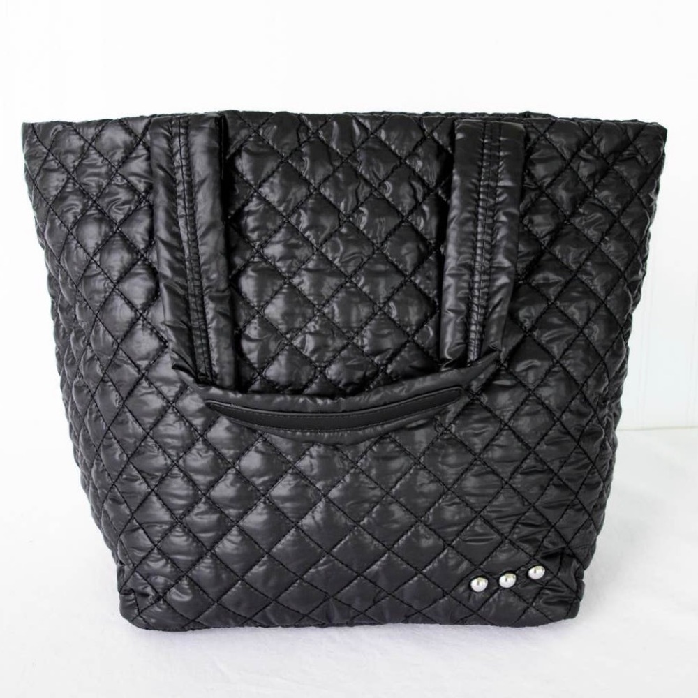 QUILTED SOHO TOTE BAG IN BLACK WITH REMOVABLE WRISTLET POUCH - Picture 8 of 10